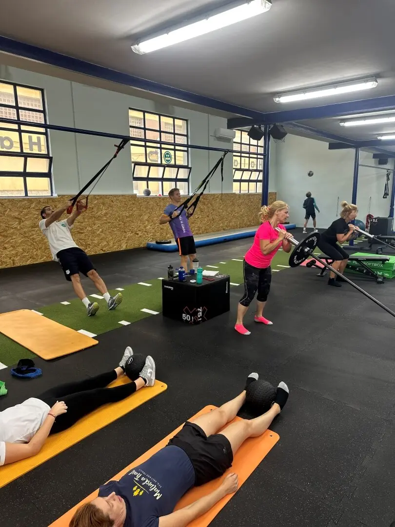 Slika rekreativca u pokretu tijekom grupnog treninga