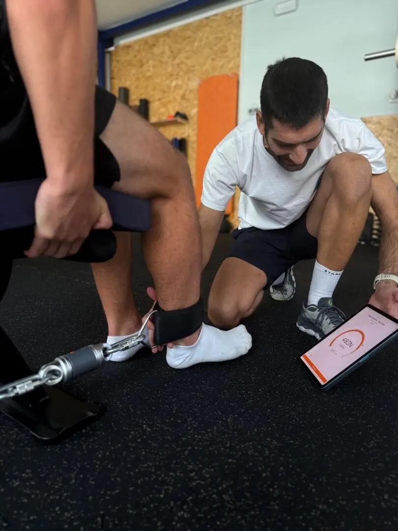 Slika čovjeka u testiranju svoje mobilnosti i snage u Hala centru