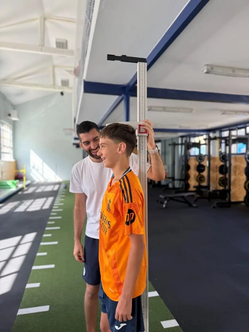 Slika čovjeka u procesu testiranja svog sastava tijela u Hala centru