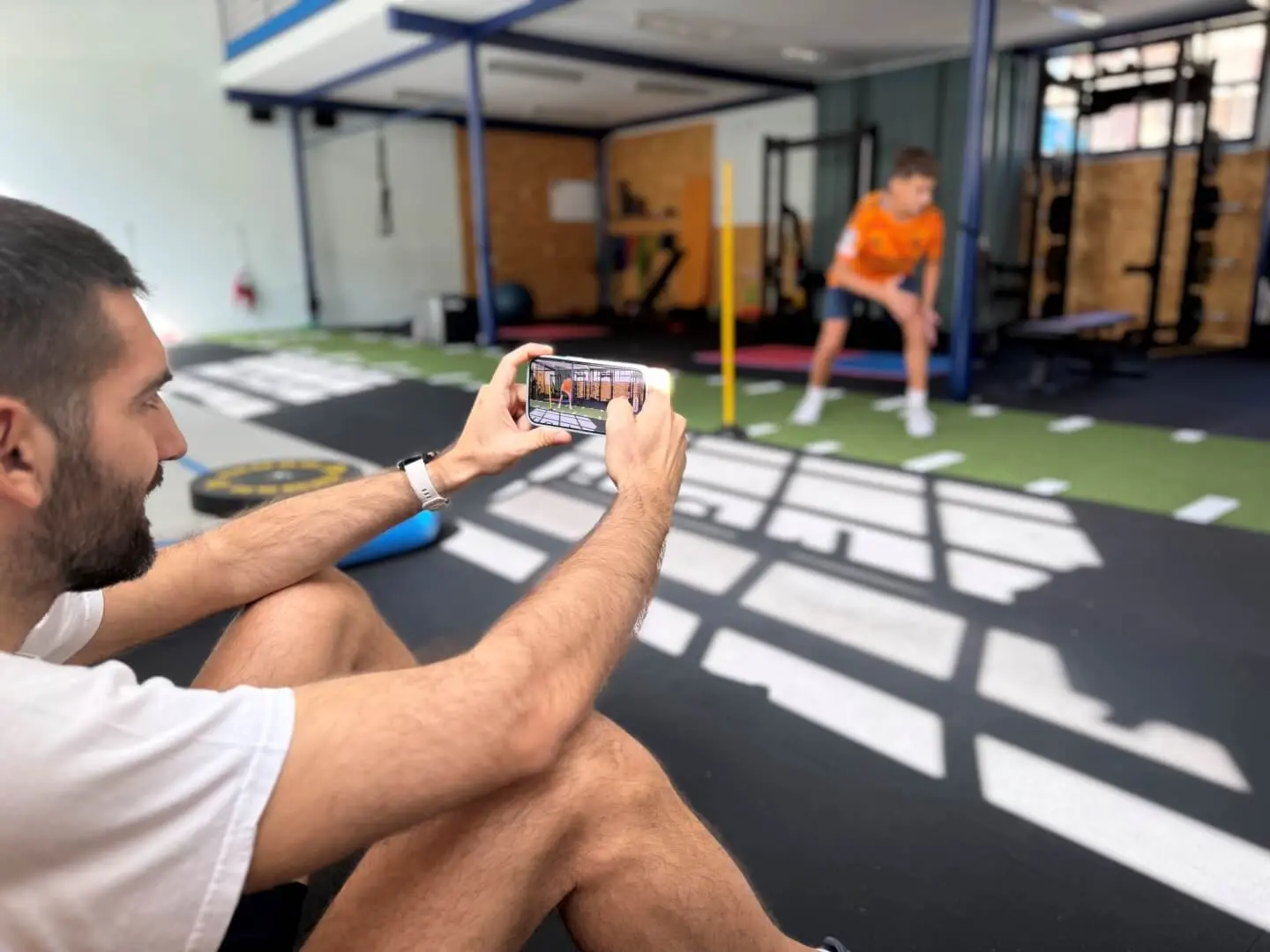 Slika čovjeka u procesu testiranja svojih motoričkih sposobnosti u Hala centru